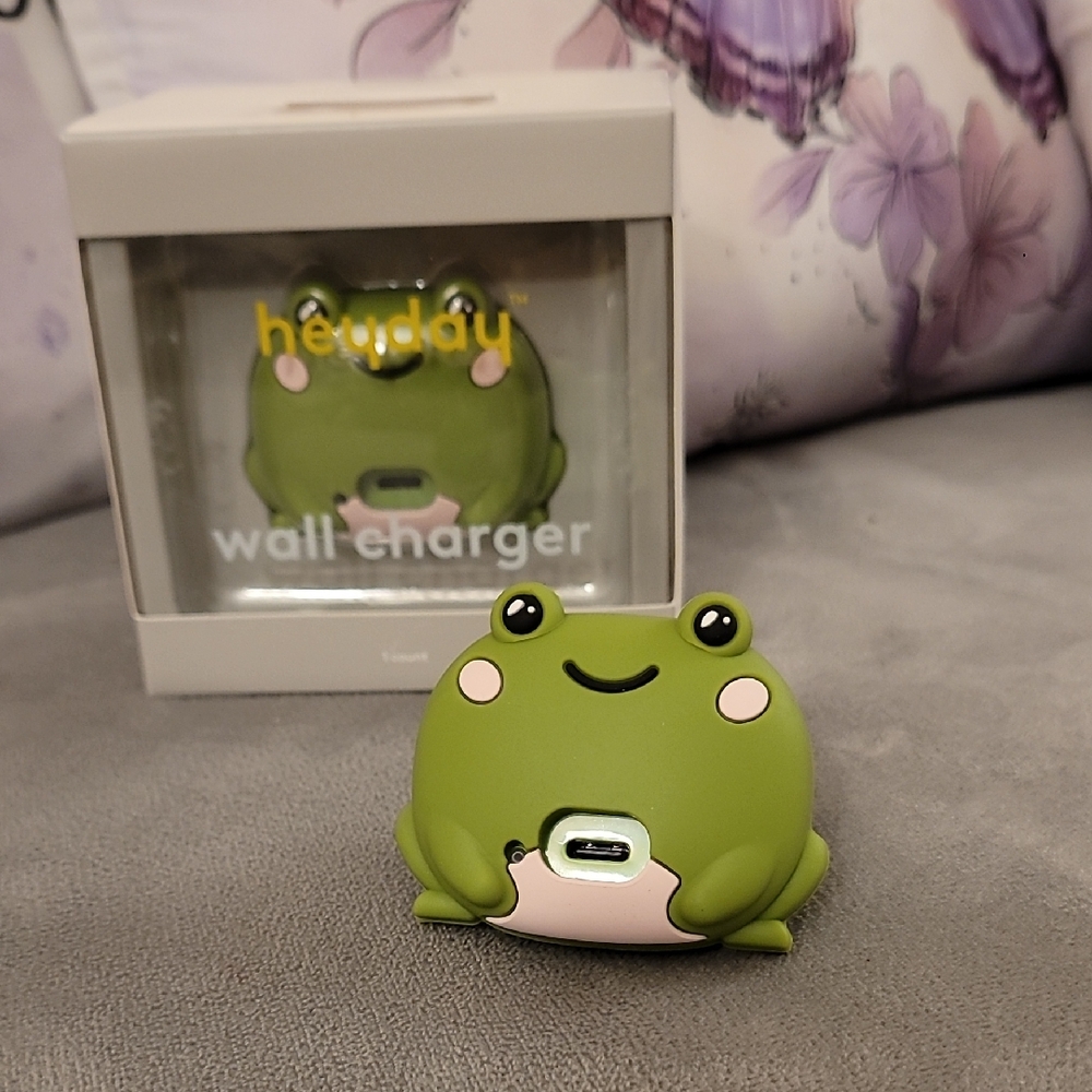 TWO, Heyday Green Frog Wall Charger USB C port.